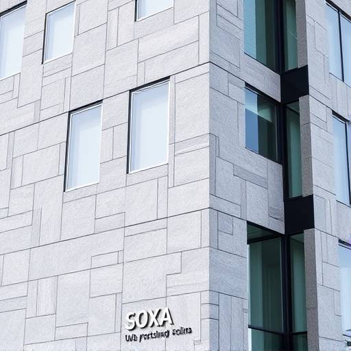 Edificio di uffici moderno con rivestimento in lastre di pietra grigia e dettagli in vetro.